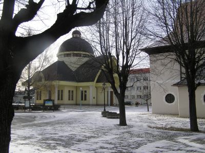 Grekisk-katolska kyrkan, Kežmarok (till höger Gamla evangeliska kyrkan).